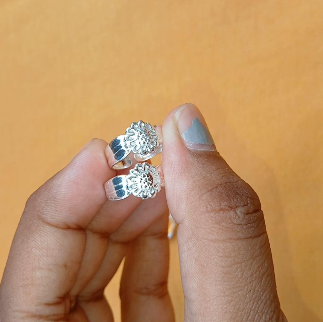 FLORAL BLISS TOE RINGS - Image 3